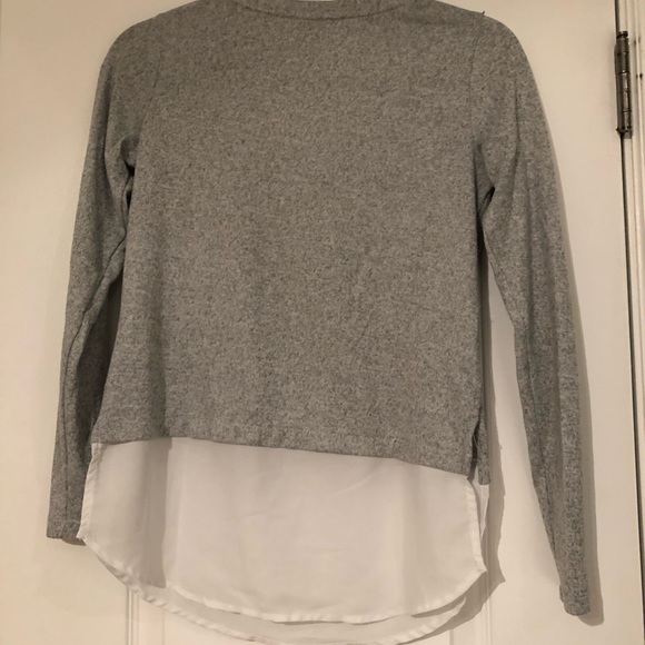 Wear to work! Grey long sleeve with bottom detail. - Picture 2 of 2